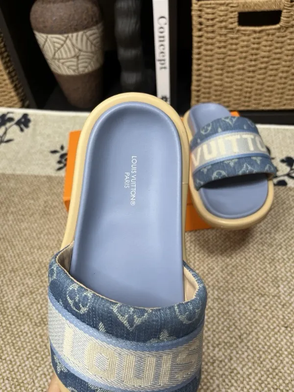 P320💰[New model] Long-term availability, 2025 new model, couple model [LOUlS VUlTTON] comes with drawer box, bag, card, invoice "Louis Vuitton ~ unique modern sandals. 》LV counter purchasing 🏃Men's and women's casual slippers, sold at the same time at the counter, the original old flower material upper is soft and comfortable, (refuses to discolor and rub the feet) sole: original factory special combination original sole, code number: 35--46 4 multiple colors 🉑️ to choose from